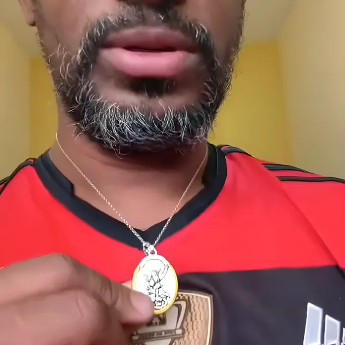 Integrante da Comunidade São Miguel com o colar, foto 6