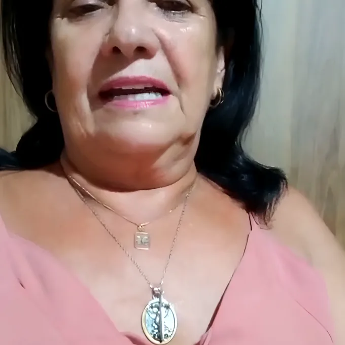 Integrante da Comunidade São Miguel com o colar, foto 8